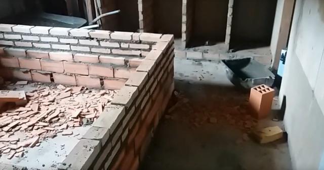 砖床所需的材料是红砖,水泥砂浆,床铺木质骨架等.