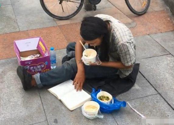 独腿男子上街乞讨也不忘看书希望自给自足这才是最美乞丐