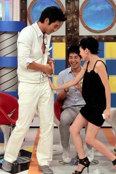 拍吻戏时得兼顾画面感合适与不穿帮,高以翔便主动要求八字腿拍摄,而不