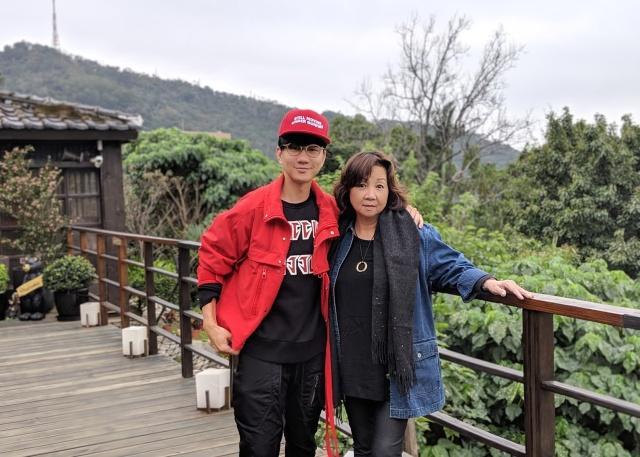 林俊杰为妈妈庆生,母子同框五官一致,林母阔太气质爆棚