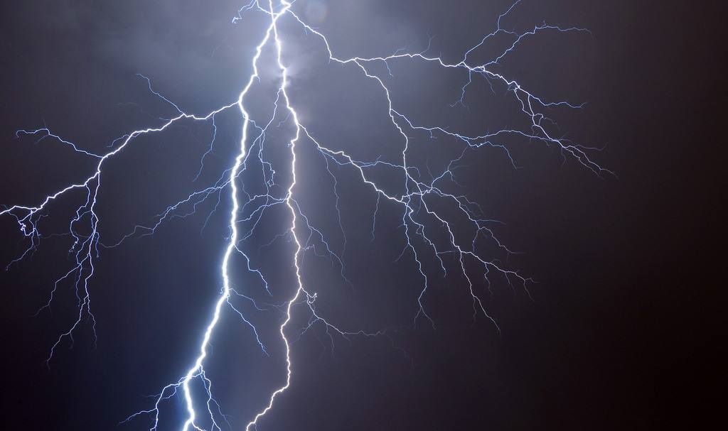 奇特的球形闪电能融化金属,曾击毙里奇曼,它到底由什么构成?