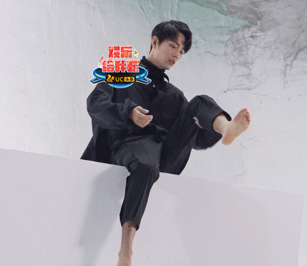 随后肖战认认真真的擦着自己的衣服,最后还擦了擦脚.