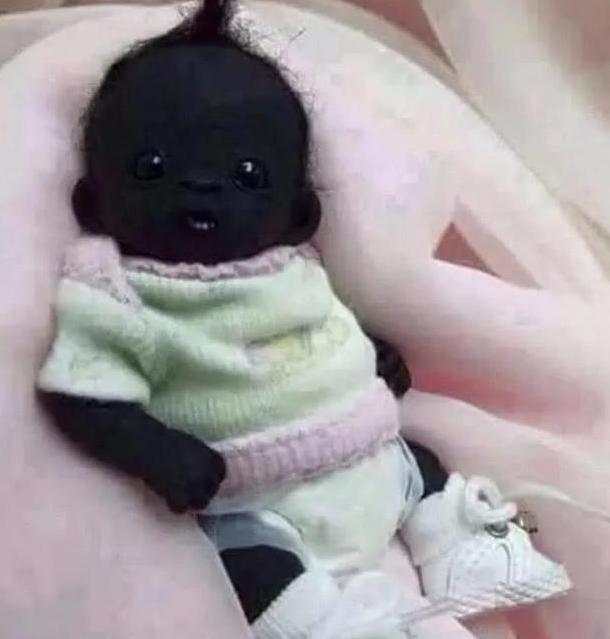 他长大似乎确实比他的爸爸妈妈黑,甚至是比其他黑人还要黑,所以他一