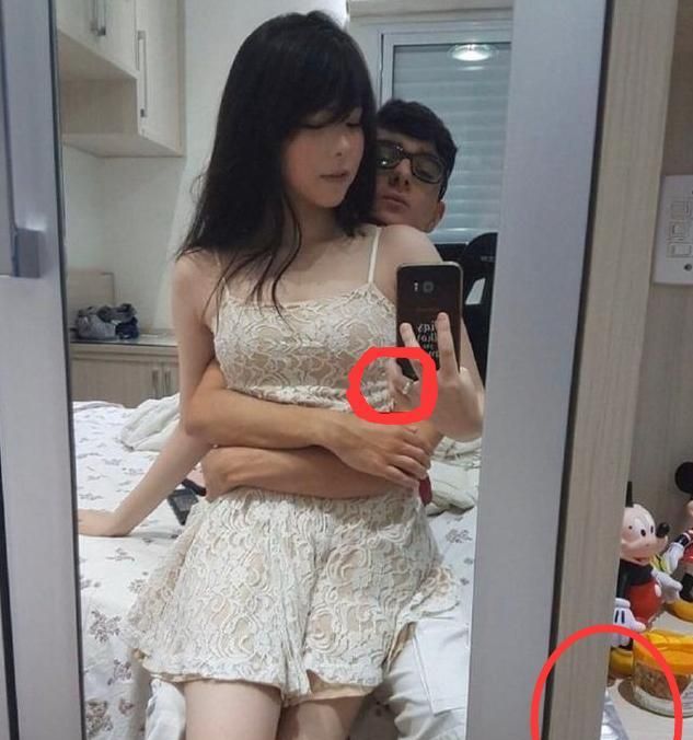 男友的合照中,两人的互动很亲密,而且mayumi的左手手指上戴有一枚戒指