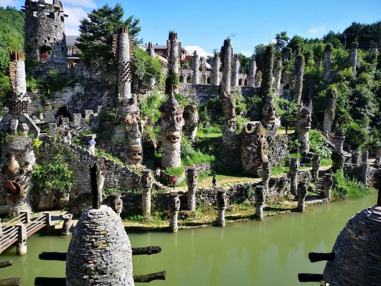 贵州有个80岁老人,借款300万花22年时间,打造了一座石头城堡|贵州