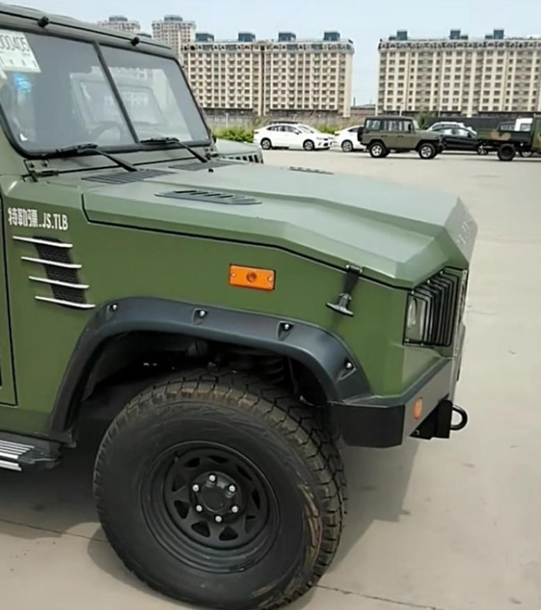 新款北汽勇士实车曝光外观霸气媲美悍马车标一匹马