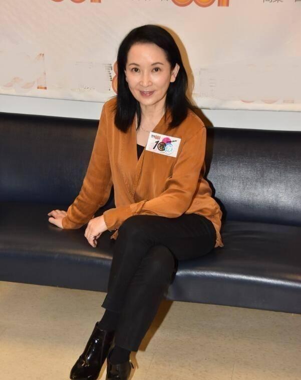 56岁龚慈恩与95版黄蓉罕见同框两人年近60岁依旧美但命运不同