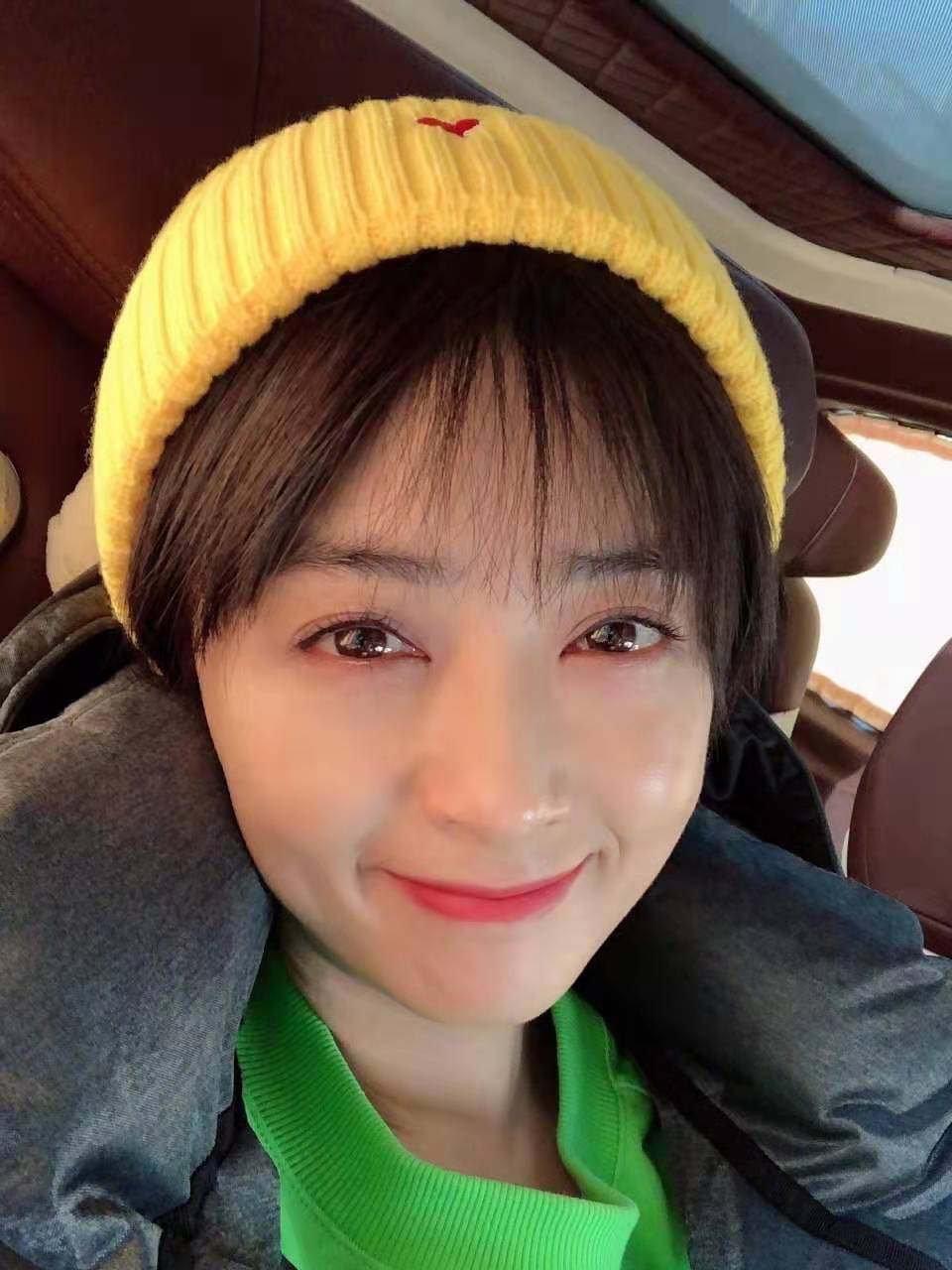 蒋欣剪了短发更甜美,戴小黄帽可爱减龄,36岁美得像26岁!