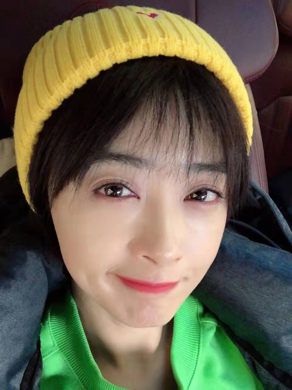 蒋欣剪了短发更甜美,戴小黄帽可爱减龄,36岁美得像26岁!