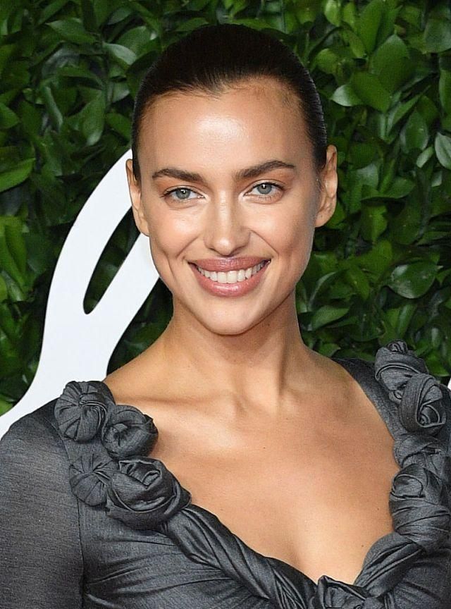 超模伊莲娜神仙身材,"粪球"裙吸睛,卡戴珊再添劲敌