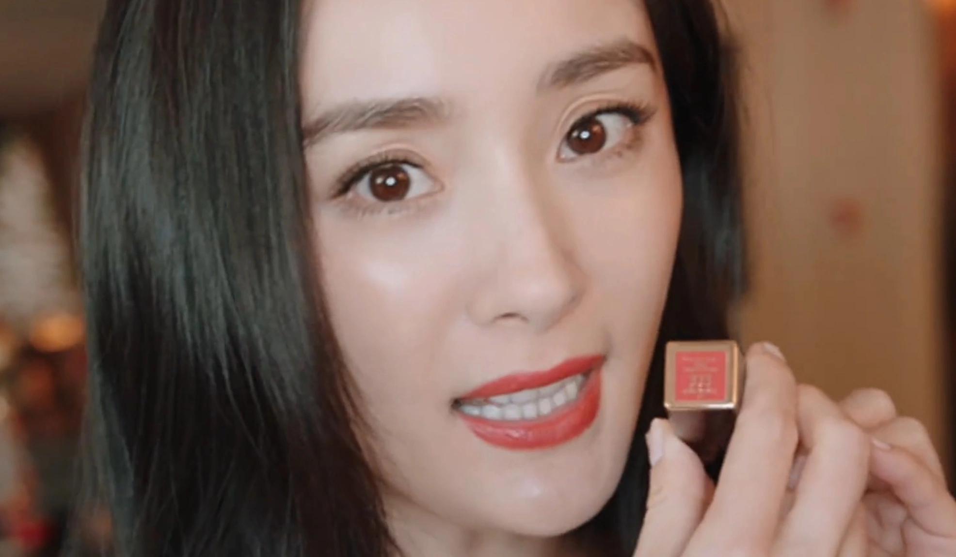 杨幂公开化妆包,小棕瓶不算什么?看到她的口红网友纷纷求同款