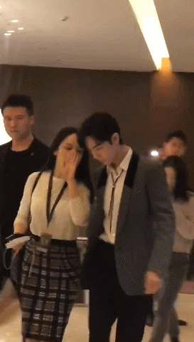 肖战气场强大俯身与新丽副总耳语交流贴心帮忙看路绅士手抢镜