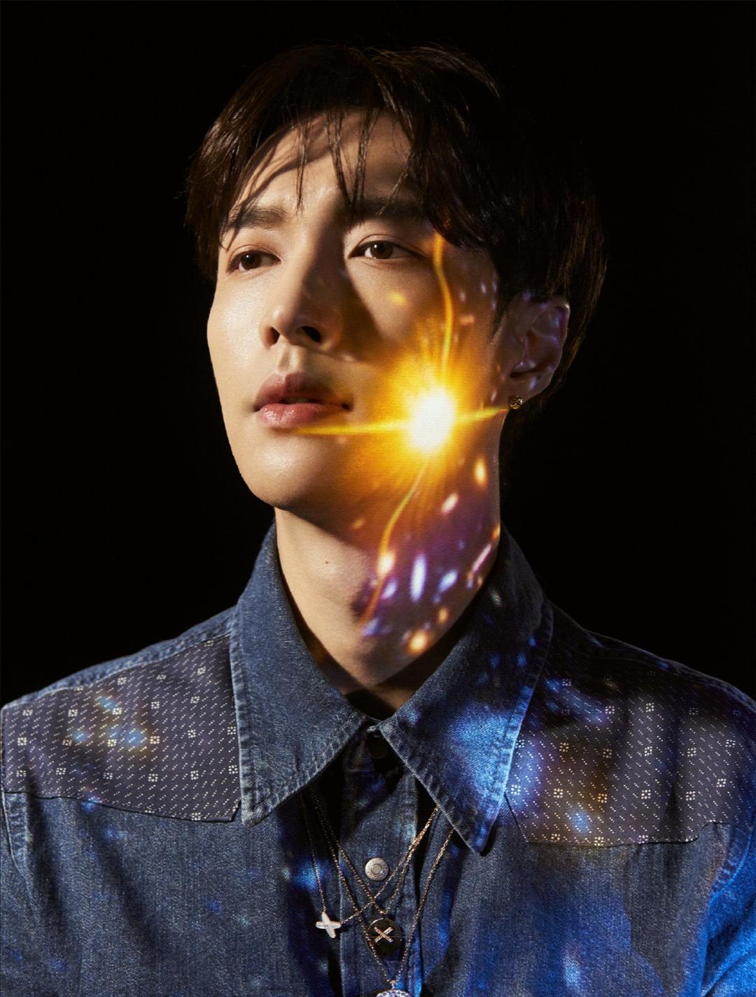 张艺兴上杂志拍时尚大片,星空闪耀温暖来袭,儒雅气质非常酷帅