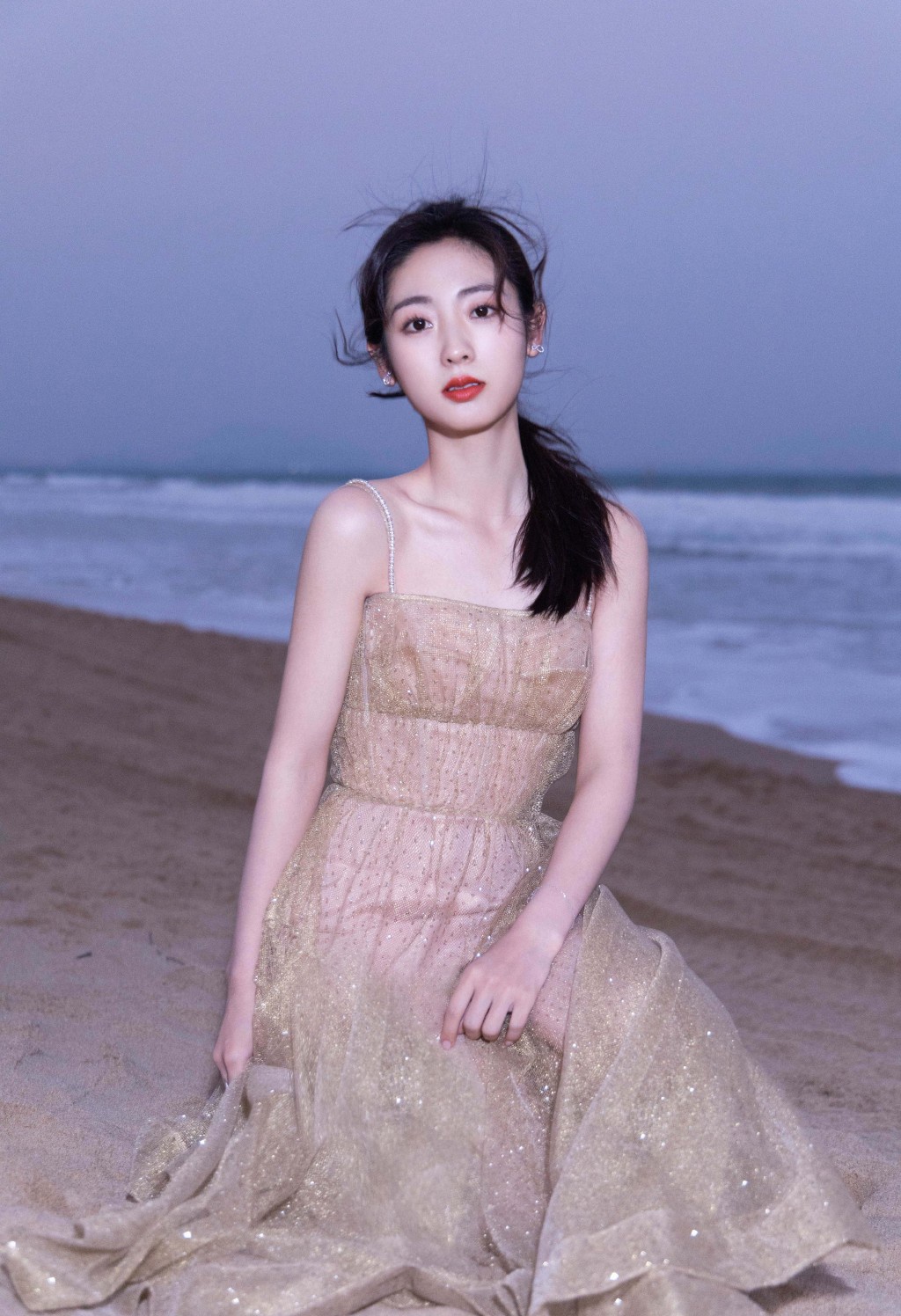 她演"司徒末"一夜大红,今穿金色吊带纱裙,配低马尾仙气十足