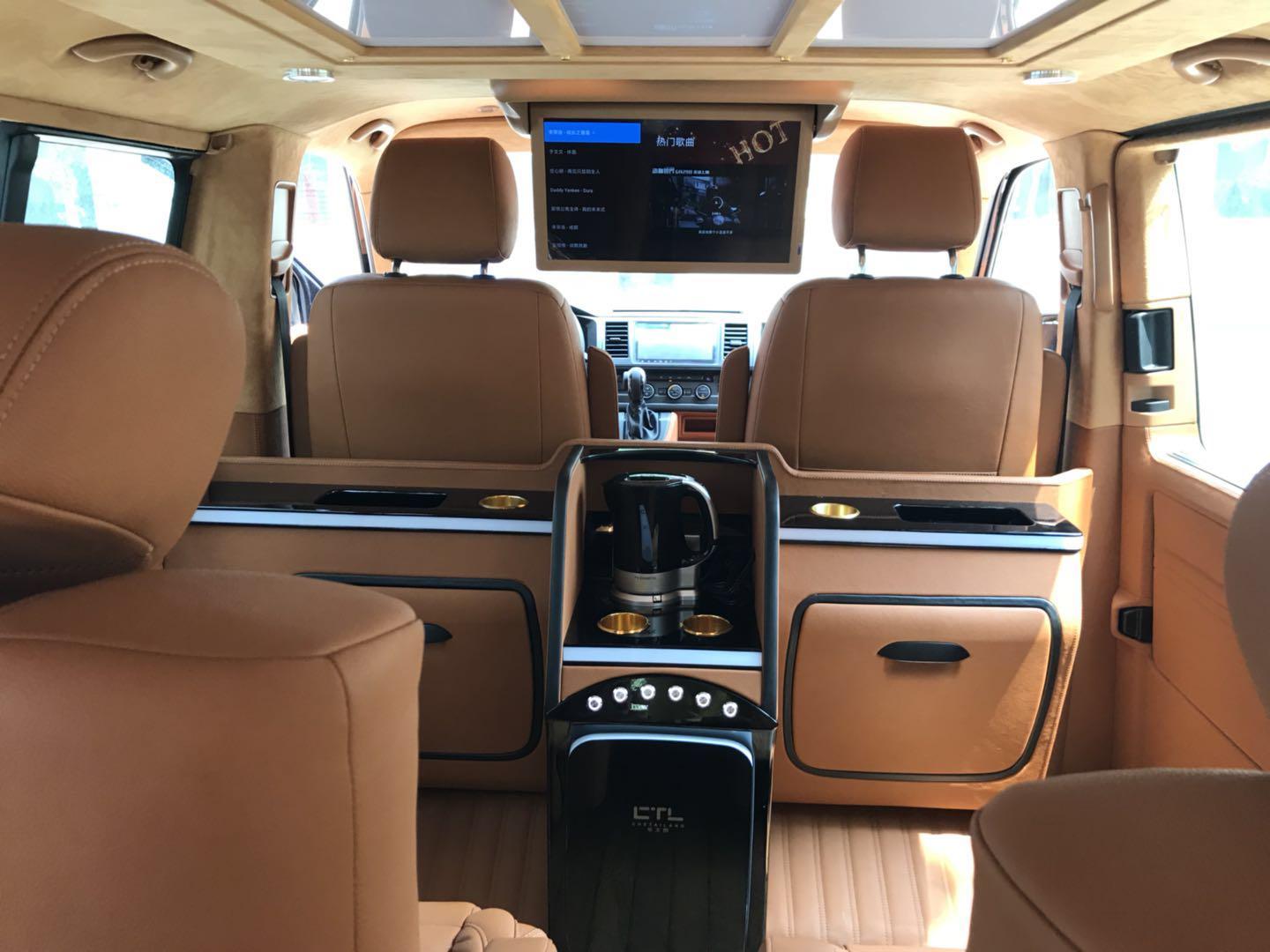 凯路威原车内饰配置较为简单,三排座椅还不能移动,改装内饰后,凯路威