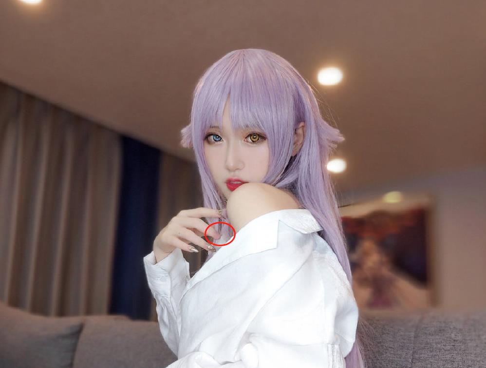 腐团儿衬衣自拍引网友发问为什么女生中指不涂指甲油