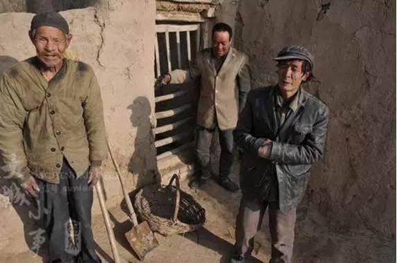 农村光棍三兄弟放羊为生羡慕外面的世界想出去走一走