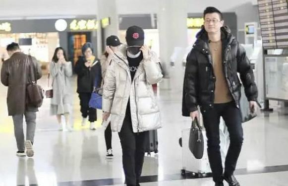 央视主持人合照，周涛海霞大气端庄，李思思气质优雅