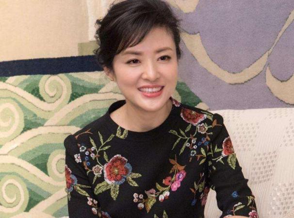 央视主持人合照，周涛海霞大气端庄，李思思气质优雅