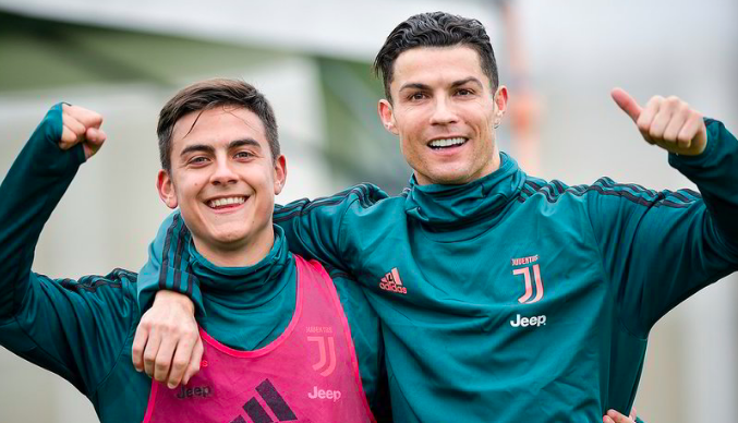 c罗重新出发训练笑容满面与迪巴拉勾肩搭背合影