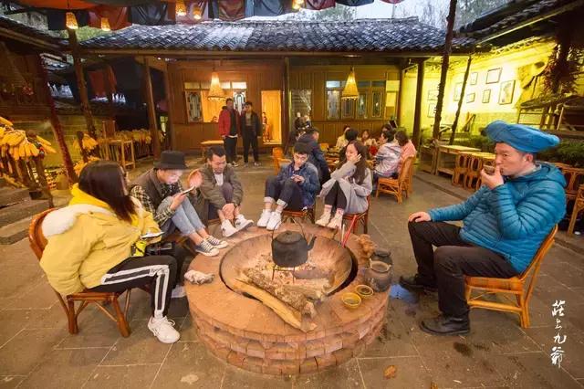 在傈僳族村落围着火塘唱酒歌这样的夜晚美妙而难忘