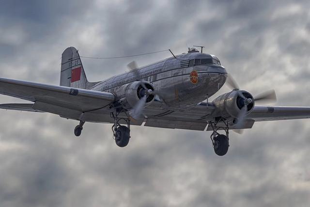 上海虹桥机场突降古董飞机75年机龄老战士机头徽章饱含荣光