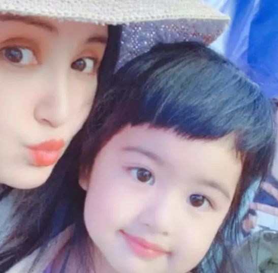 包可艾近照颠覆式长大,气质温柔美成韩剧女主