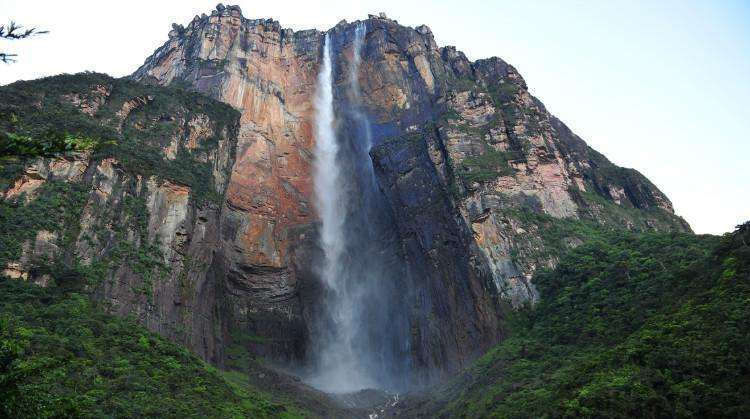 陡崖,最高一级落差为807米,接着又下跌172米,直至丘伦河谷地,瀑布总