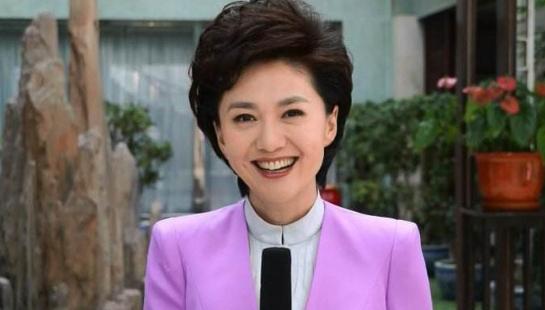 央视主持人合照，周涛海霞大气端庄，李思思气质优雅