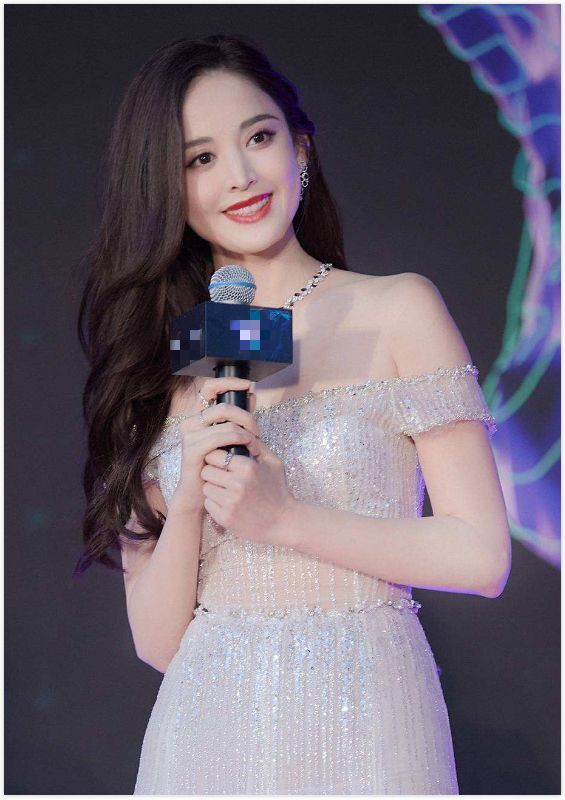 朱丹的尴尬谁能解?被叫错名字的娜扎用英语拉她走出尴尬区