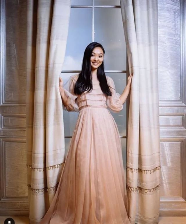 邱淑贞18岁的大女儿沈月,上海音乐学院院长廖昌永17岁的女儿廖敏冲