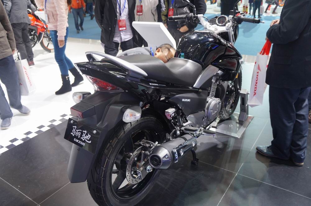 铃木与贝纳利怎么选300cc标配abs国四标准实用还要看铃木