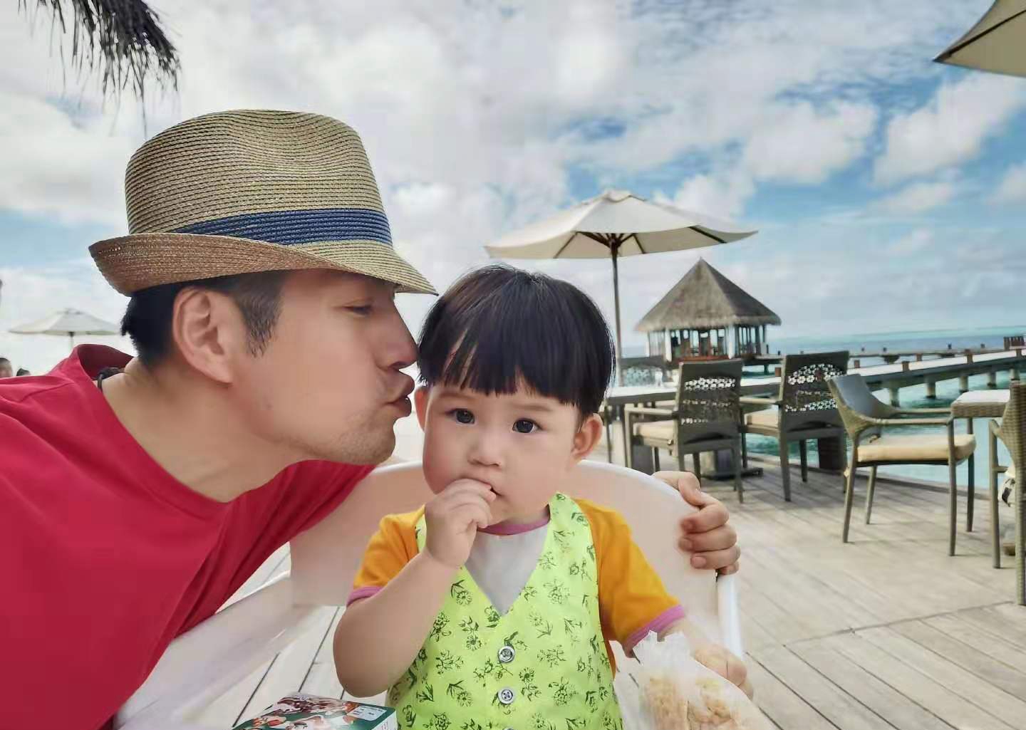 严屹宽一家三口同游马尔代夫,杜若溪穿上抹胸薄纱裙,优雅又出众