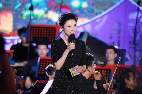 央视主持人合照，周涛海霞大气端庄，李思思气质优雅