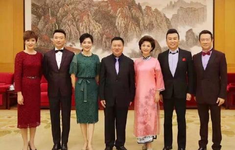 央视主持人合照，周涛海霞大气端庄，李思思气质优雅