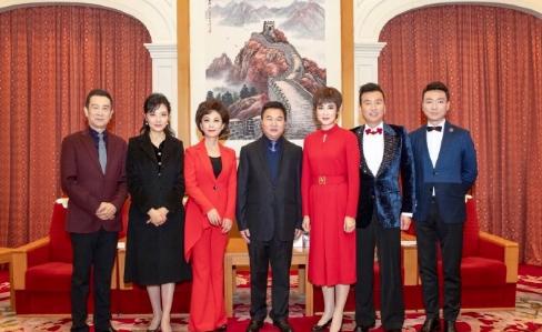 央视主持人合照，周涛海霞大气端庄，李思思气质优雅