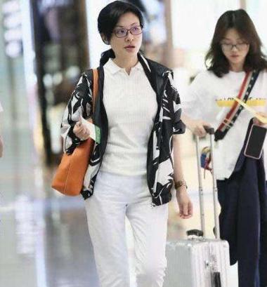 央视主持人合照，周涛海霞大气端庄，李思思气质优雅