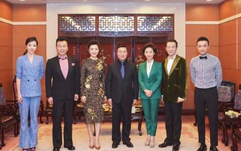 央视主持人合照，周涛海霞大气端庄，李思思气质优雅