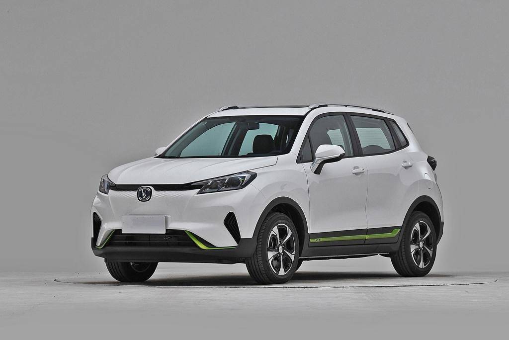 作为长安旗下尺寸最小的suv车型,其实它也是首款推出纯电动版的型号