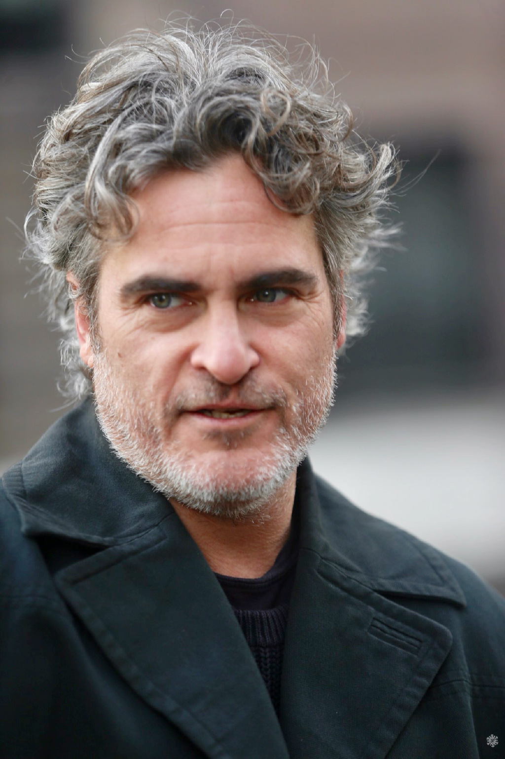 "小丑"杰昆·菲尼克斯又拍新电影,在12月寒风中扮演记者