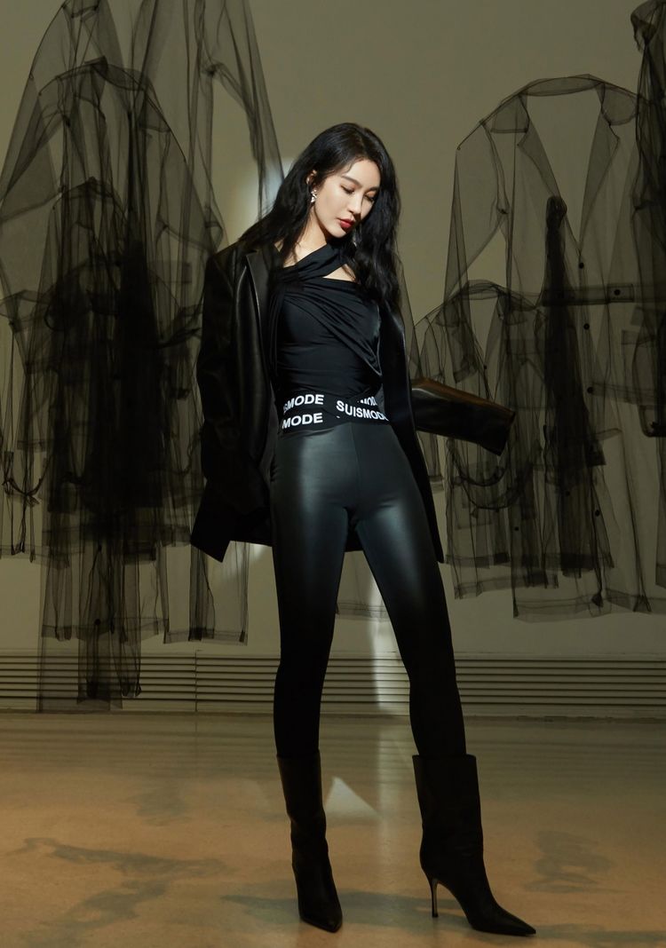 她曾是黄晓明女友今穿笑脸毛绒外套紧身裤32岁娇俏可爱