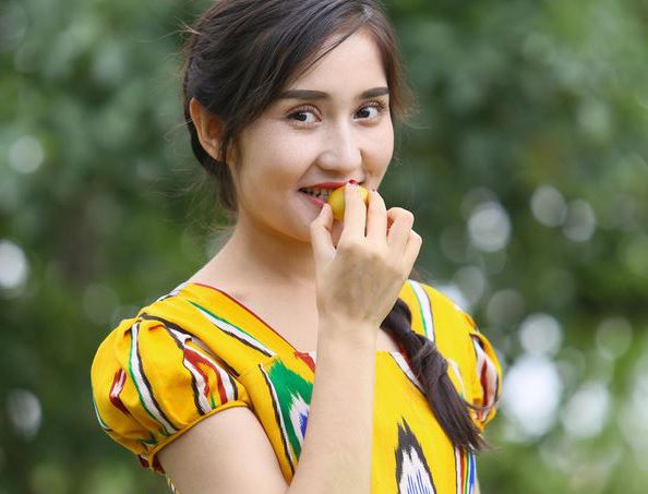 中国小伙去新疆,结果撩到一位维吾尔族女人,看完这一幕不许笑!