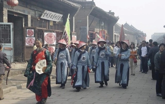 古代罪犯被判流放千里，过程艰苦，为何却有很多衙役争着去押送？|衙役|犯人|罪犯_新浪新闻