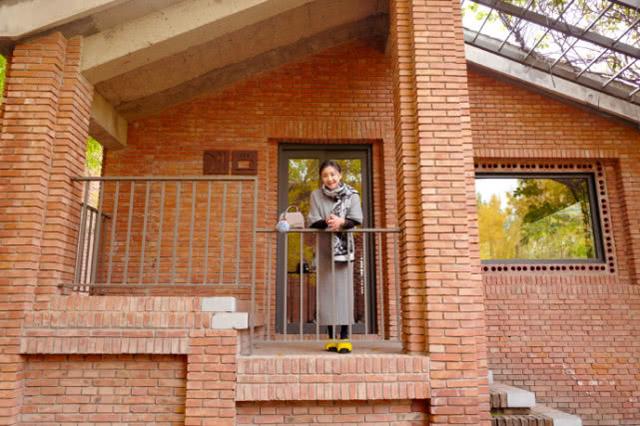 孕妈何雯娜晒近照幸福满溢,挺大肚出游四肢纤细惹人羡慕