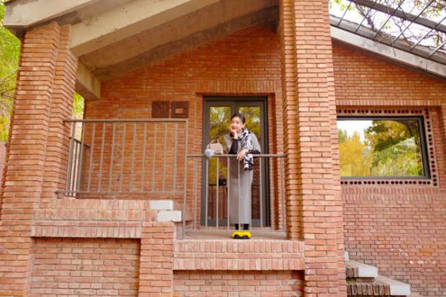 孕妈何雯娜晒近照幸福满溢,挺大肚出游四肢纤细惹人羡慕