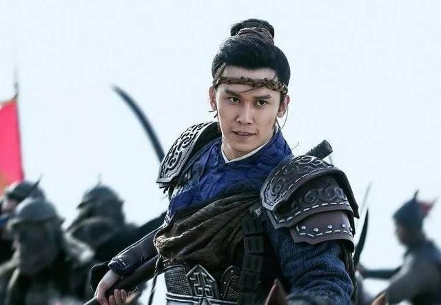 霍去病十七岁时,作为骠姚校尉,跟随大将军卫青,率领800精骑深入大漠