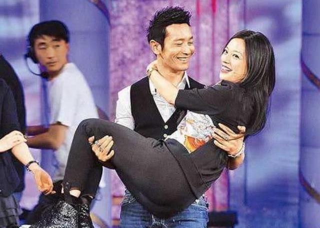 女明星被"公主抱":林志玲优雅,李沁淡定,只有他一抱成为经典