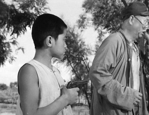 小兵张嘎历史原型,炮楼旁假装割草,不到两小时生擒六伪军