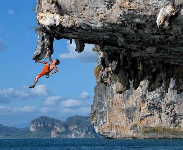 建在千米悬崖之上,24小时对游客开放|攀岩|商店|悬崖_新浪新闻
