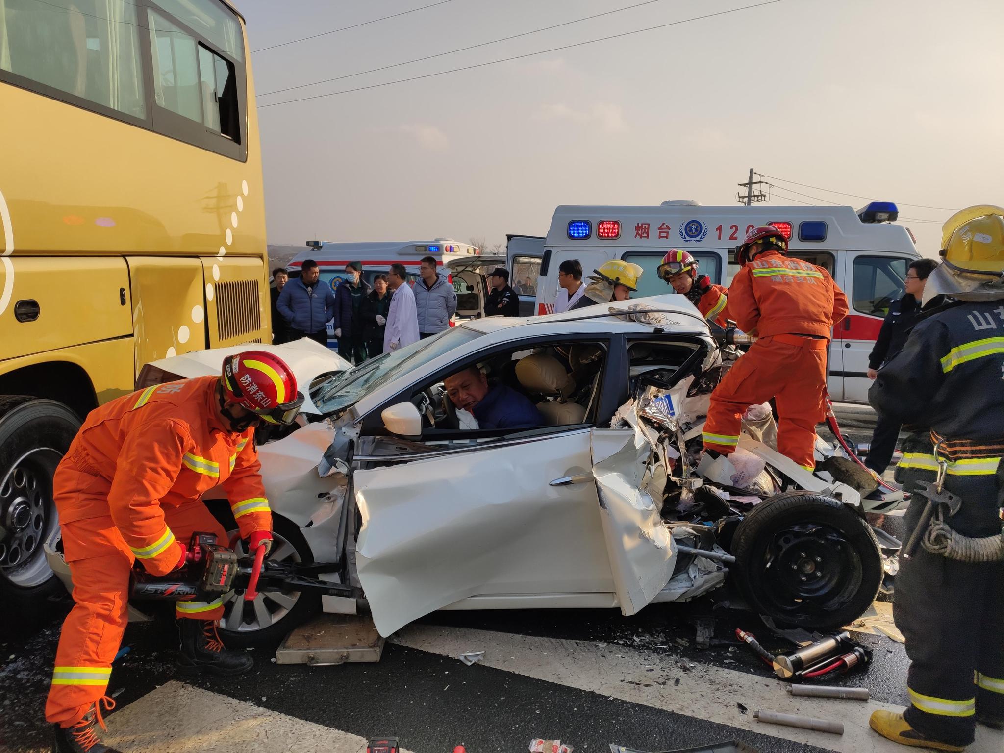 山东烟台 三车连环相撞 蓬莱消防成功营救4人